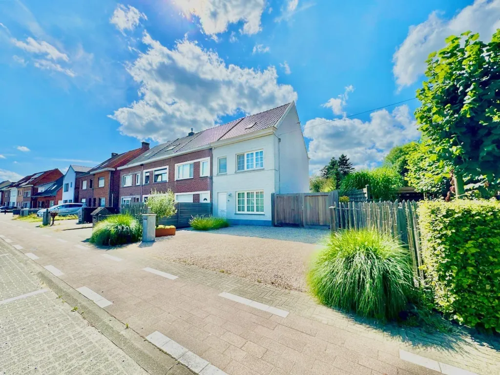 Extérieur - Maison Rénovée avec Terrasse à Sleidinge