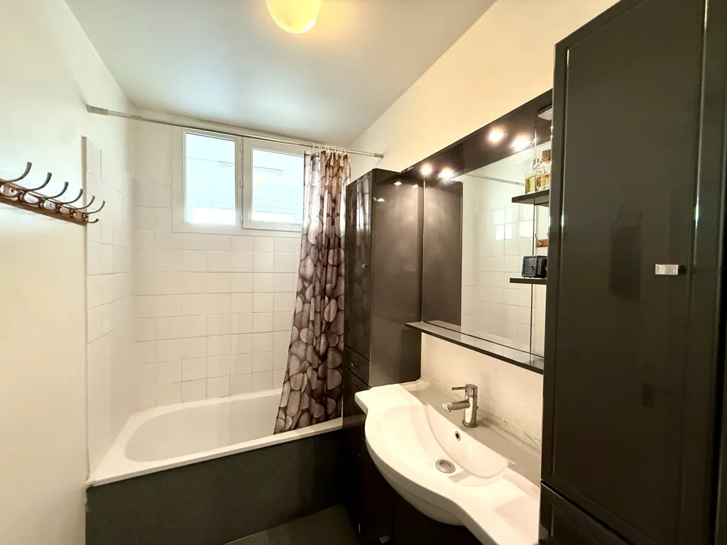 Salles de bain - Appartement avec Balcon et Cave au Centre de Sevran