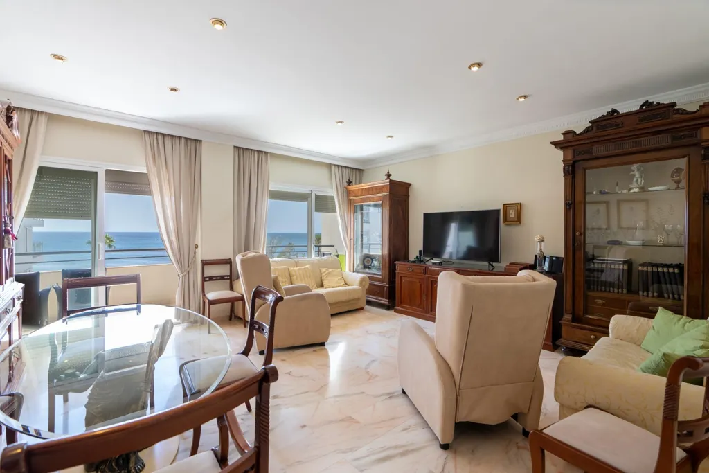 Séjour - Apartment with Sea Views on Estepona Promenade