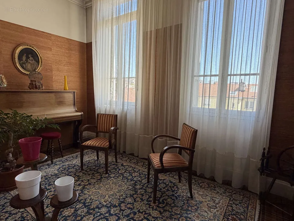 Soggiorno - Art Deco Apartment with Balcony in Saint-Étienne Centre