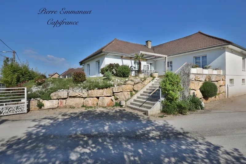Extérieur - Villa Contemporaine avec Piscine à Saint-Ambreuil