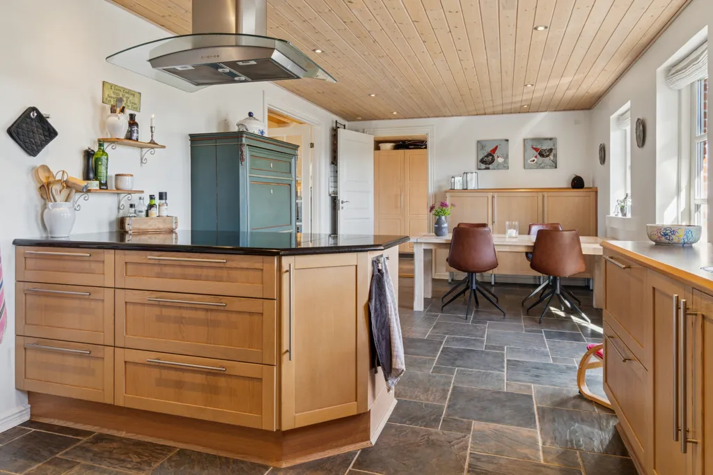 Cuisine - Renovated Farmhouse with Open Fields in Låstrup