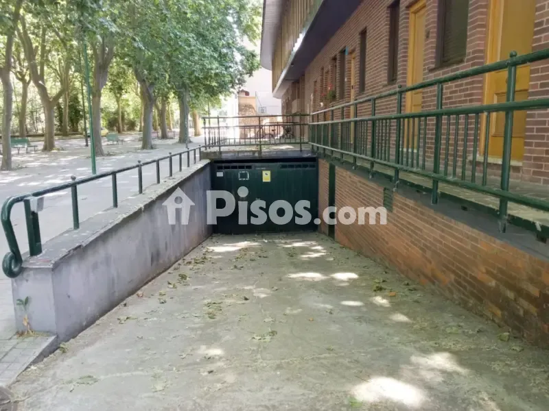 Garage - Apartment with Garage on Avenida Palencia