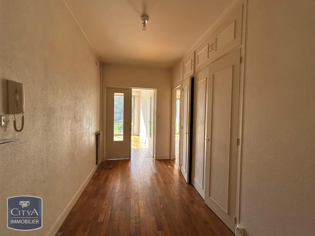 Hallway - Bright Two-Bedroom Apartment in Blois Centre