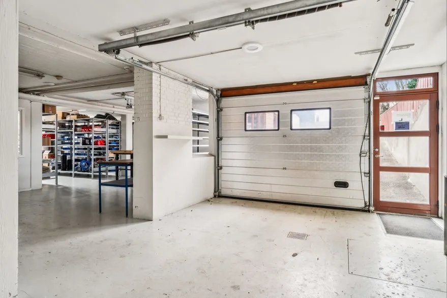 Garage - Multi-Use Building with Trappetårn in Business Area