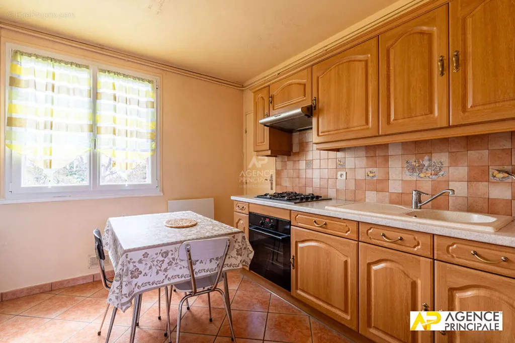 Köök - 3-Bedroom Apartment with Balcony in Le Mesnil-le-Roi