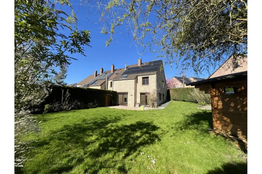 Aed - Spacious House with Solar Panels in Braine-le-Château
