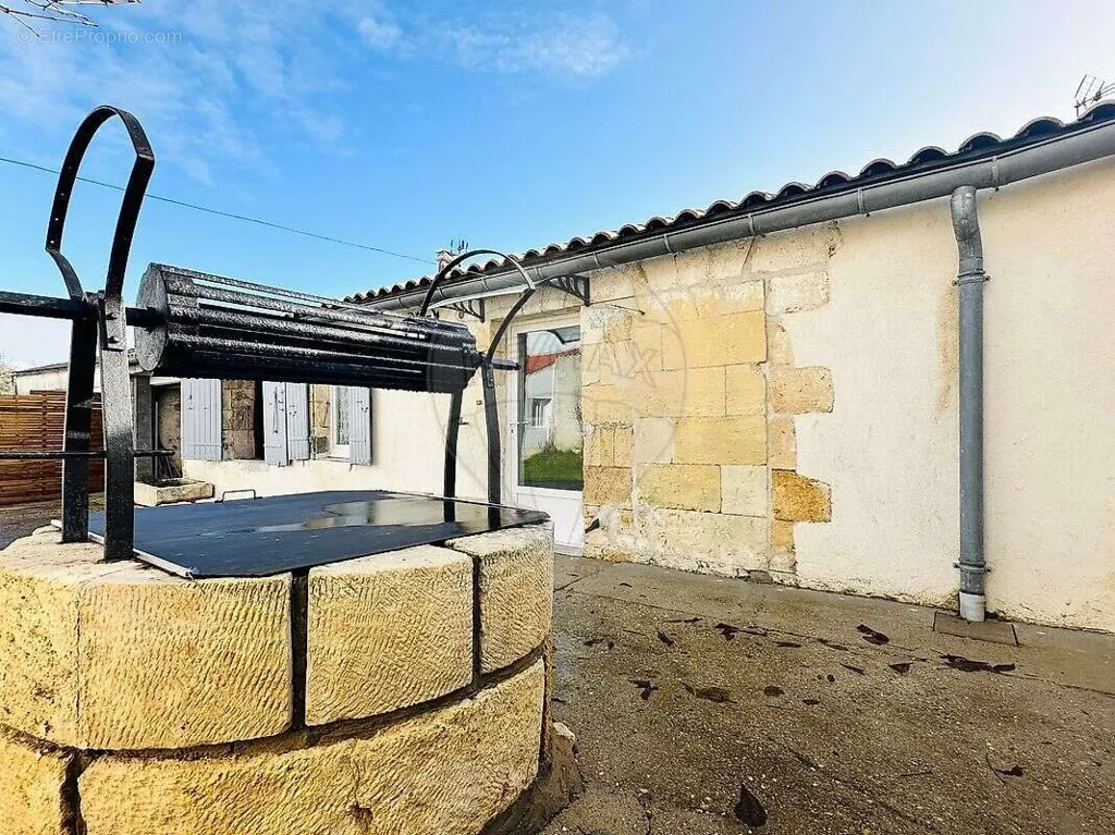 Aed - Character House with Balcony in Médis