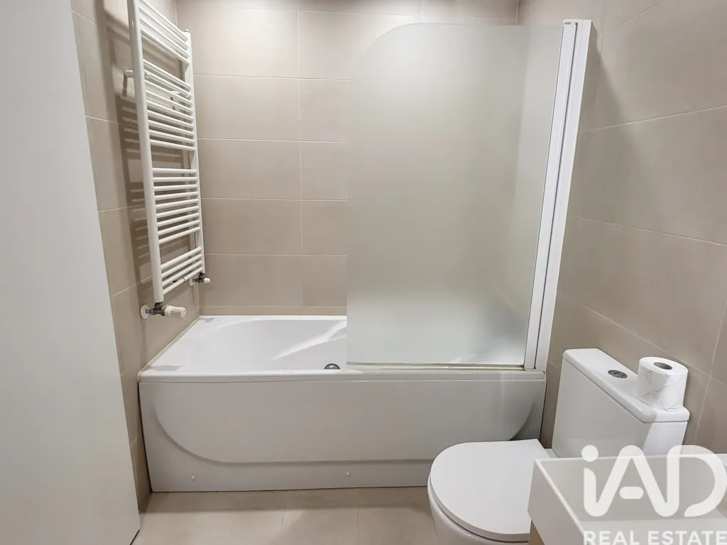 Bathrooms - T3 Apartment with Spacious Terrace in Alfragide