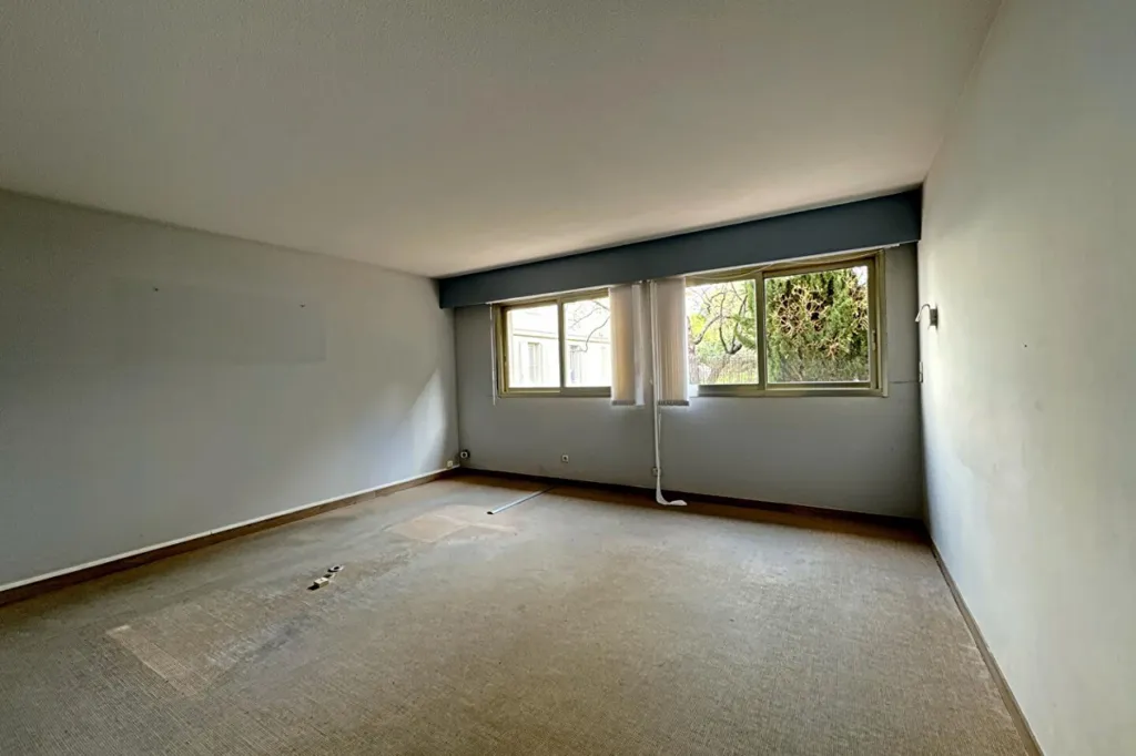 Rooms - 4-Piece Apartment with Office Potential in Saint-Raphaël