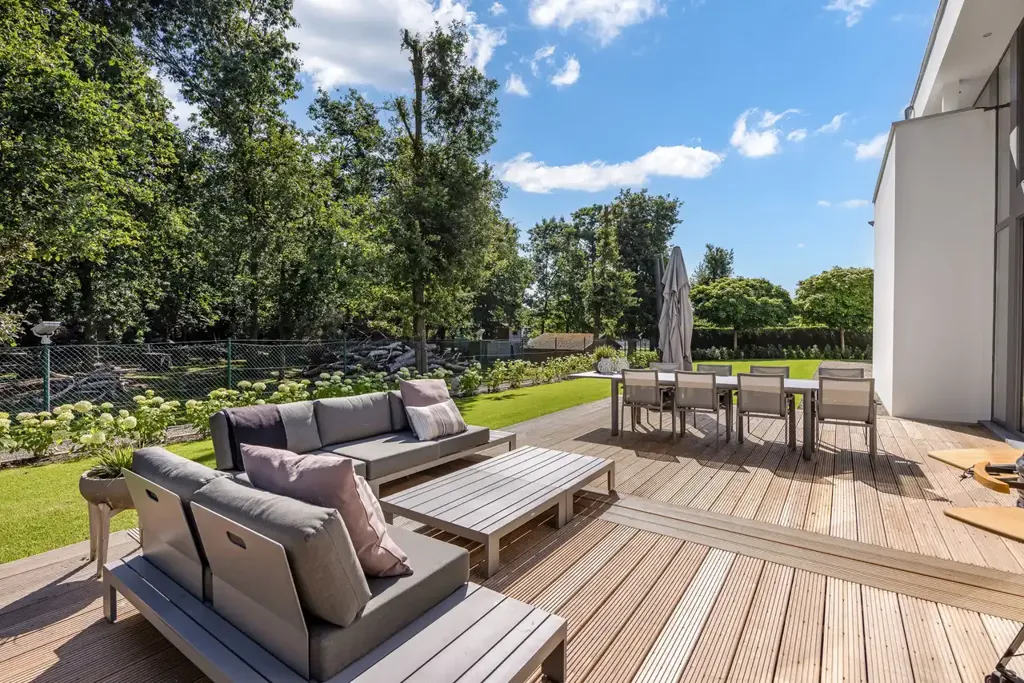 Terrasse - Villa Luxueuse avec Piscine Intérieure à Lanaken