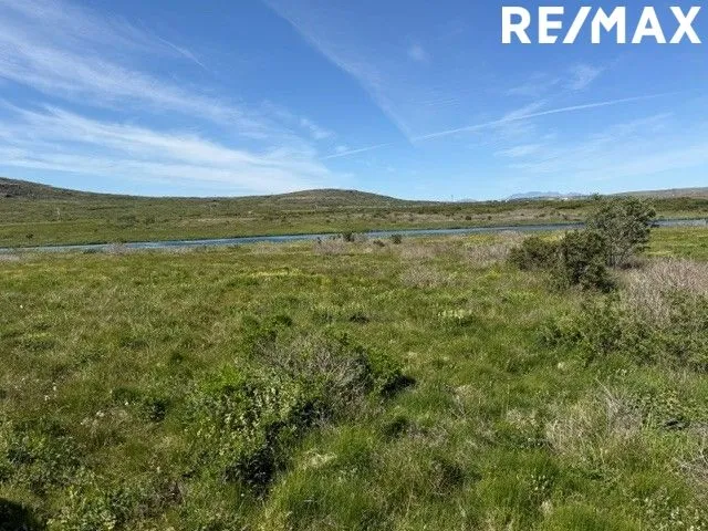 Garden - Summer House Plot with Hot Tub Access in Sogi