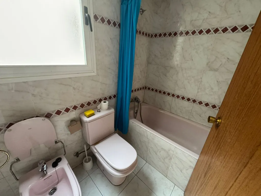 Bathrooms - Furnished Duplex in Brea de Aragón