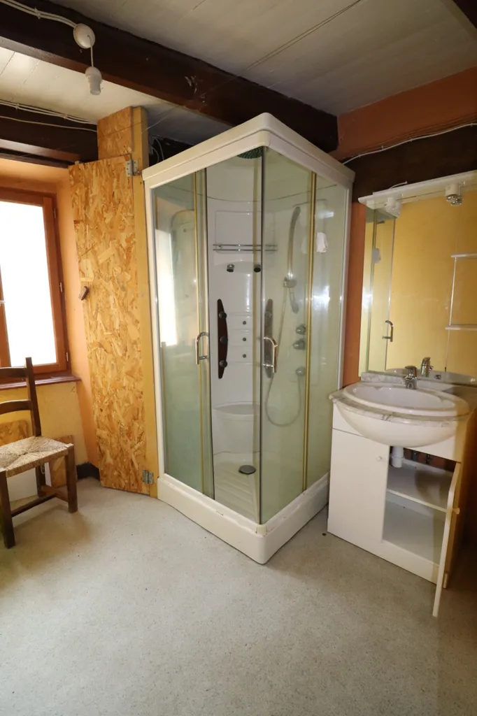 Badezimmer - Stone Cottage with Rental Potential in Desaignes