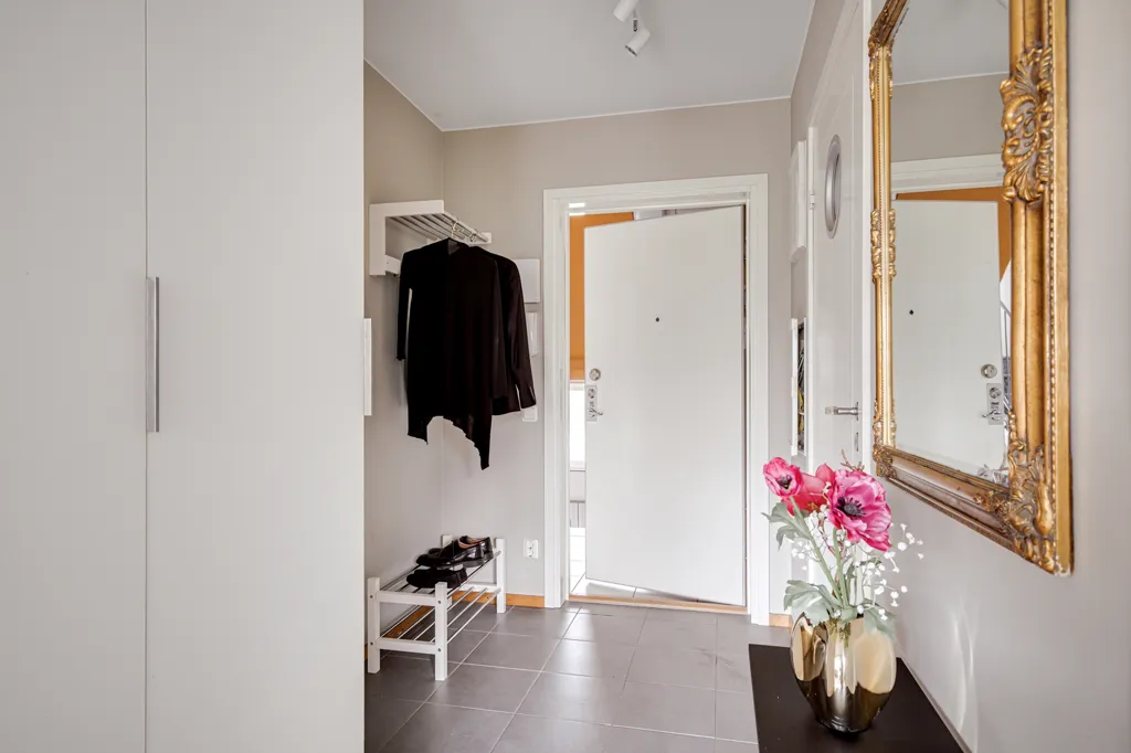 Ingresso - Efficient Two-Bedroom Flat with South-Facing Balcony in Gothenburg