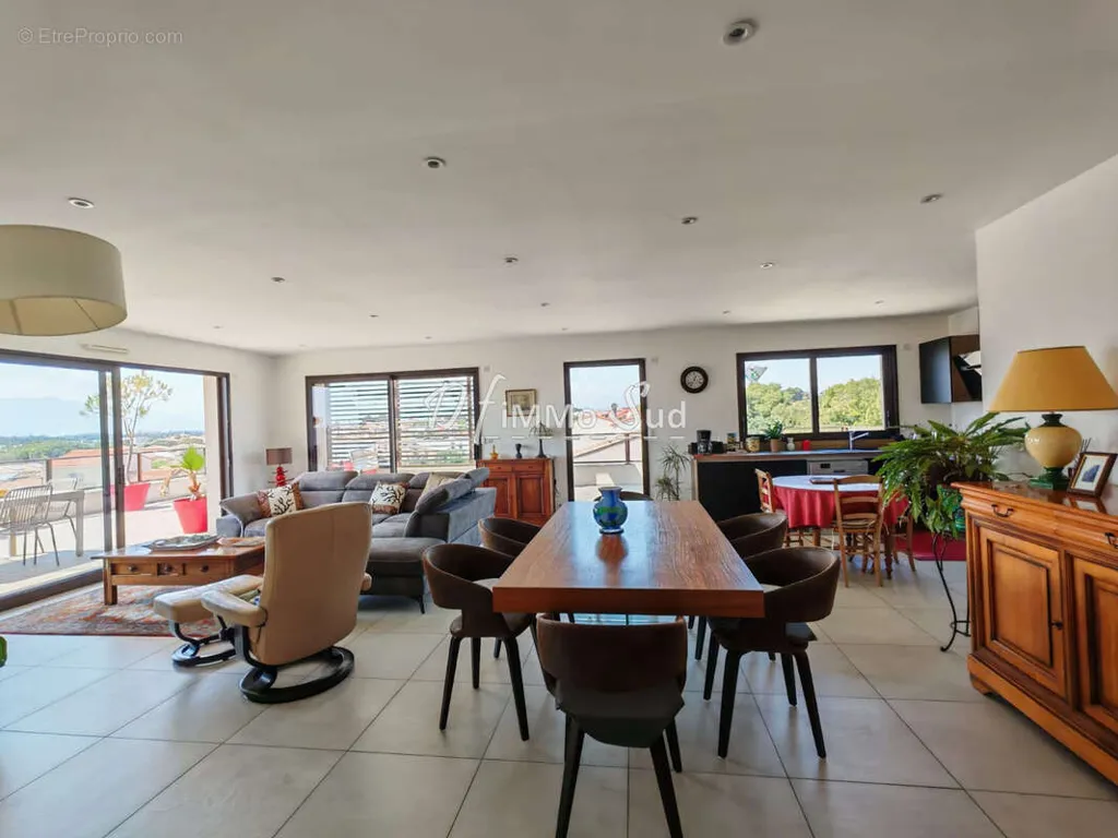 Söögituba - Apartment with Panoramic Terrace in Saint-Cyprien