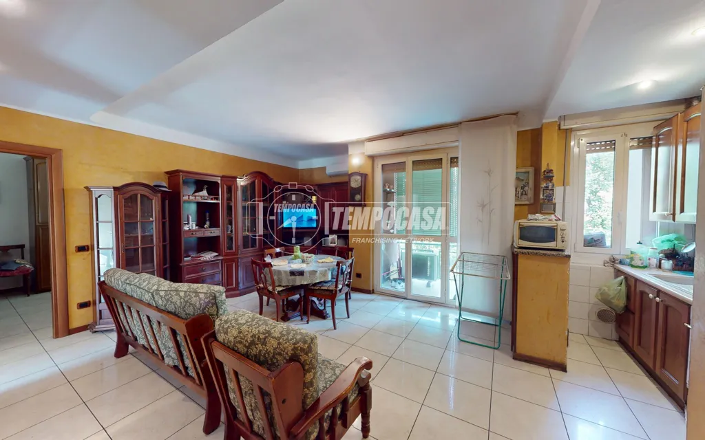 Sala da pranzo - Bright Trilocale with Balcony in Cinisello Balsamo