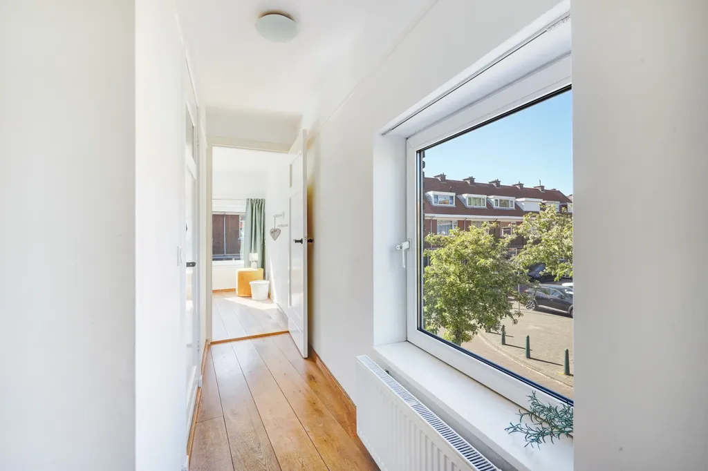 Esik - Light-Filled Corner House in Den Haag