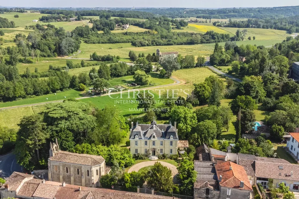 Vue aérienne - Château Historique près de Saint-Émilion