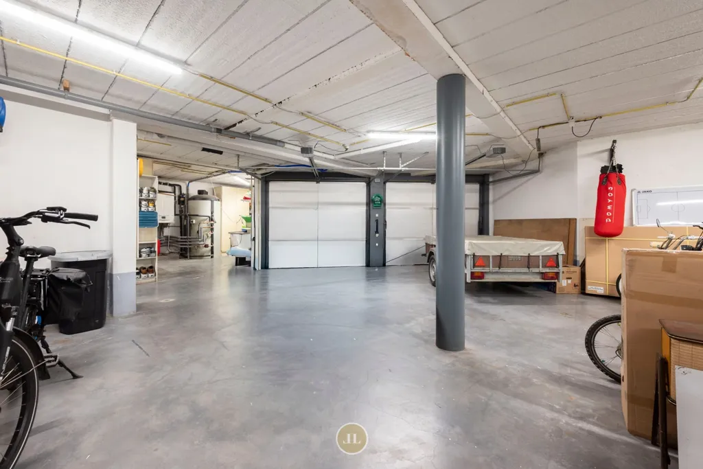 Garage - Villa with Office Space and Solar Panels in Menen