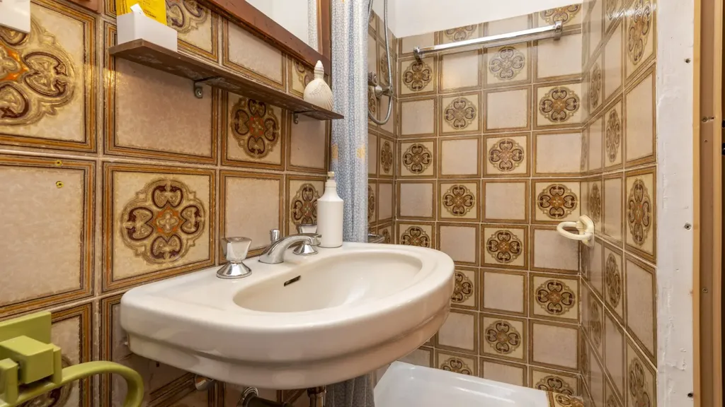 Salles de bain - Rustic Cottage with Woodland View in Roccabruna