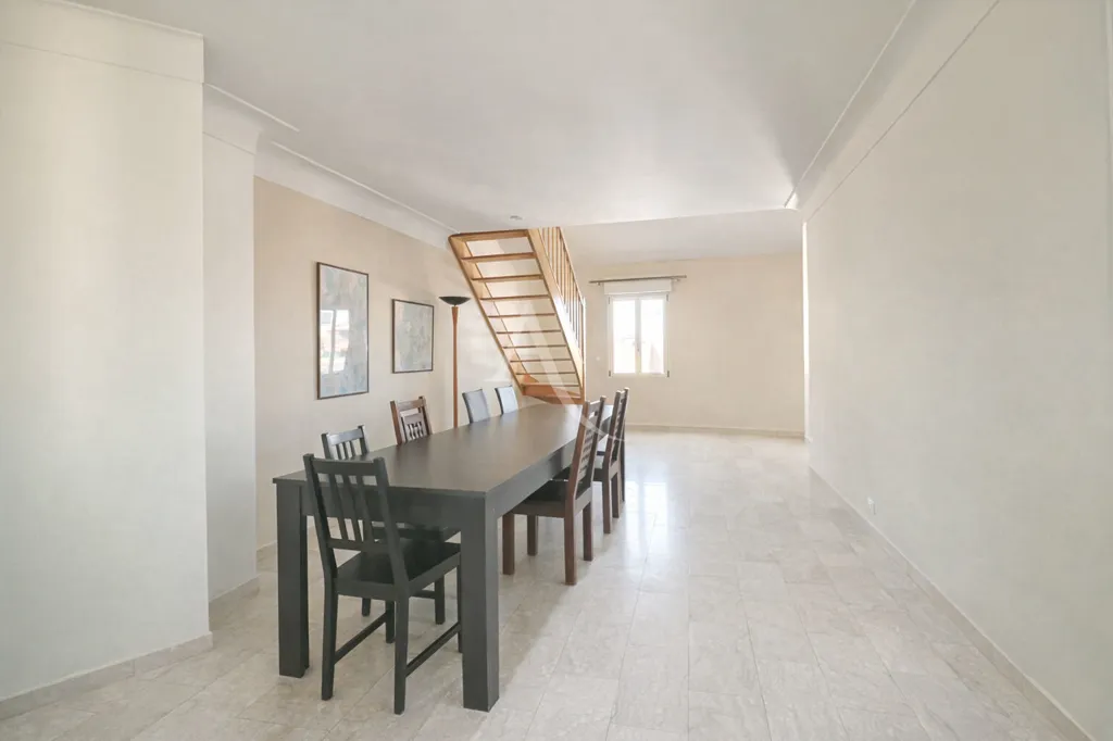 Söögituba - Duplex Flat with Mezzanine in Antony
