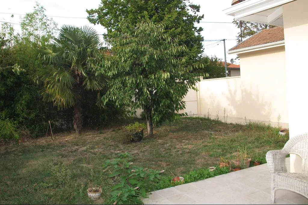 Garden - Spacious House with Pool in Toulouse