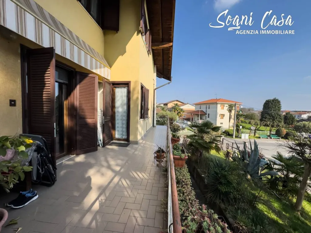 Balcon - Villa with Garden in Marano Ticino