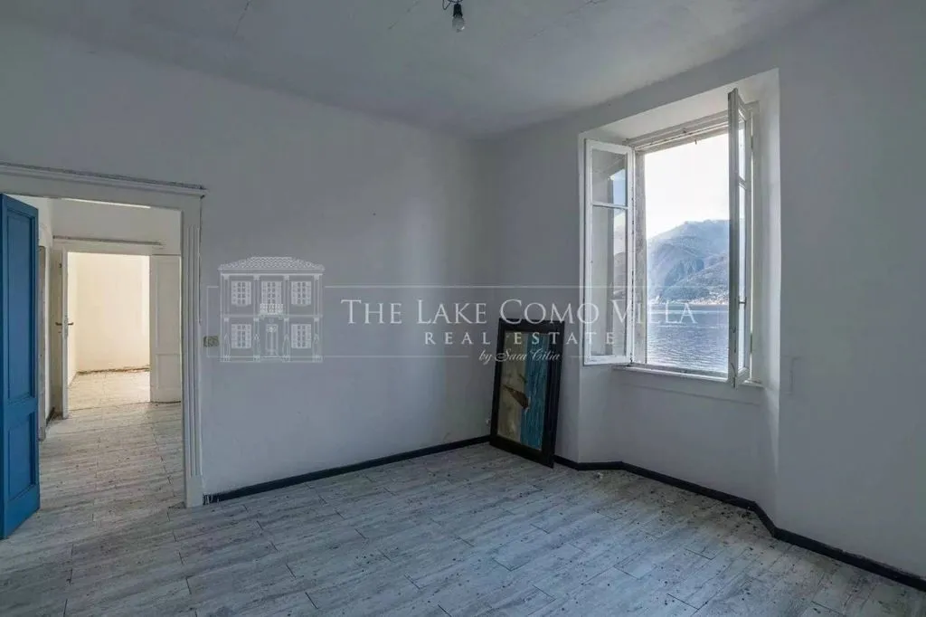 Pièces - Lakefront Building for Renovation in Lezzeno