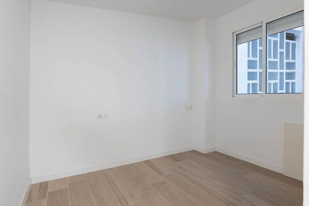 Toad - 3-Bed Flat with Balcony in Ensanche Centro