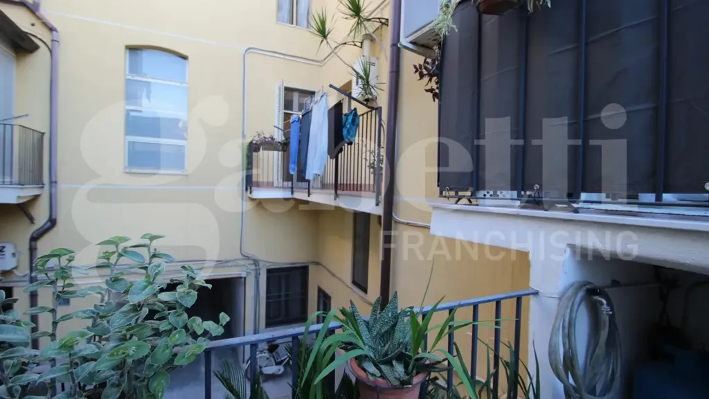 Aed - Refurbished Triplex with Balcony in Catania