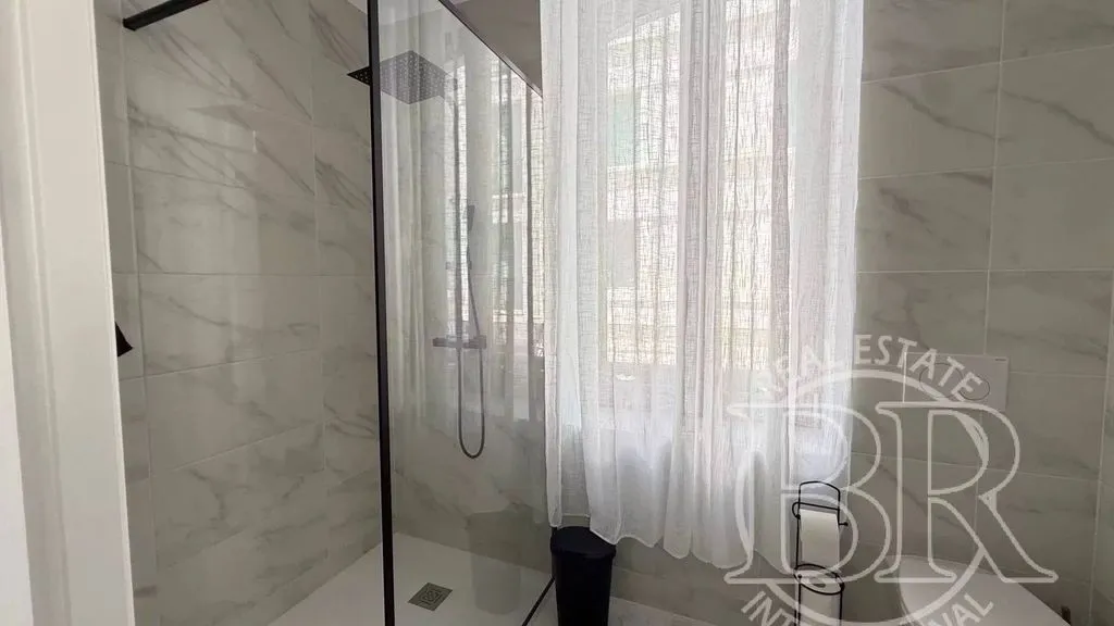 Salles de bain - Appartement Rénové avec Terrasse à Cannes