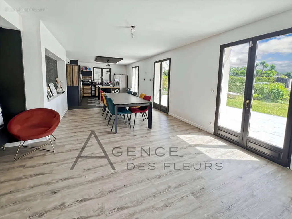 Salle à manger - Maison Rénovée avec Jacuzzi près d'Elbeuf