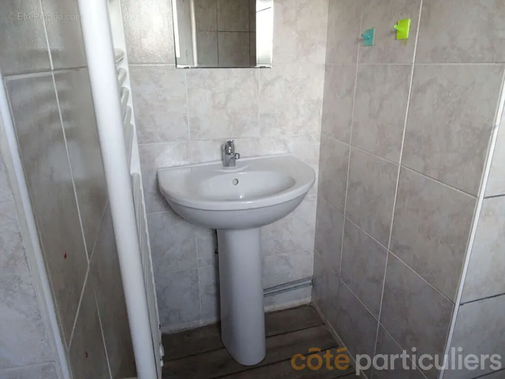 Salles de bain - Maison avec Cour et Dépendances à Lignières