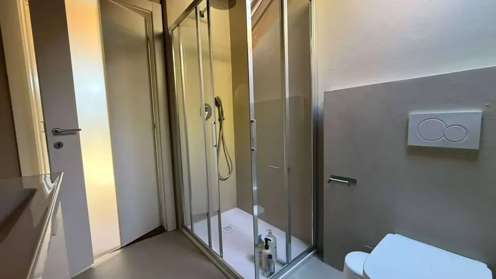 Salles de bain - Penthouse with Panoramic Terrace in Cantù