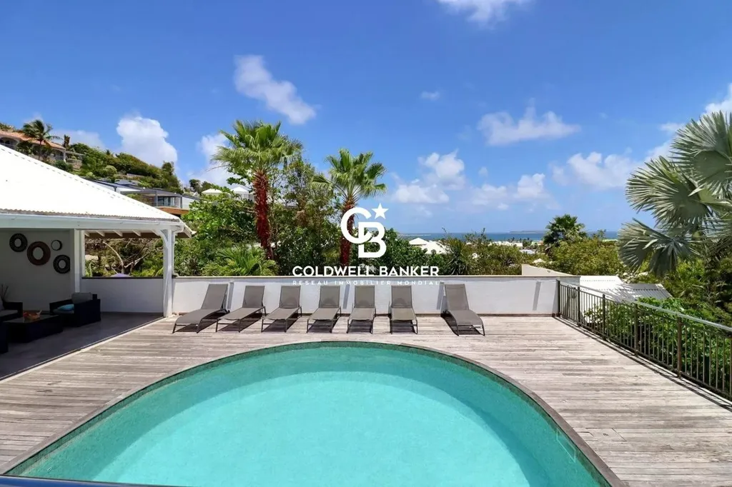 Piscine - Propriété à Deux Niveaux avec Vue sur l'Eau à Orient Bay