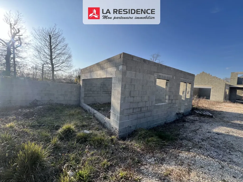 Extérieur - Maison en Construction avec Piscine à Cellettes
