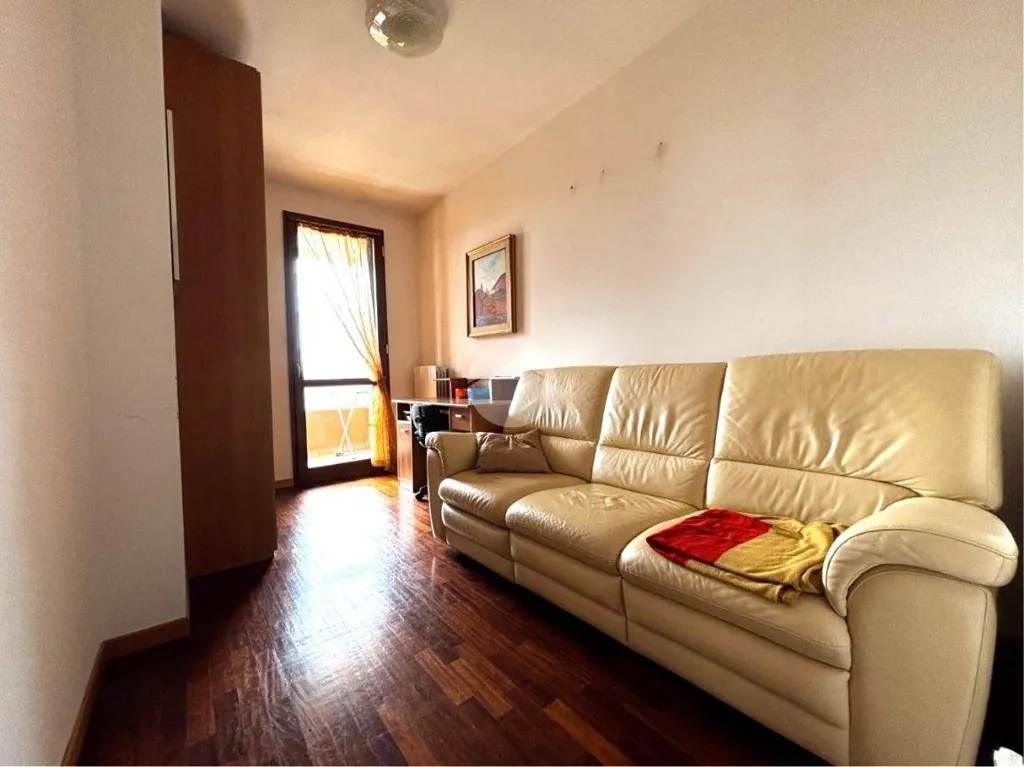 Elutuba - 3-Bedroom Apartment with Balcony in Fano