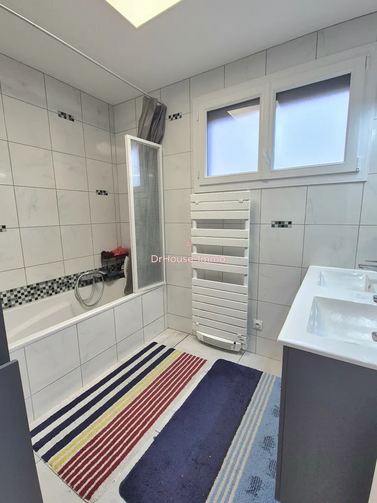 Bathrooms - Spacious House with Garden in Saint-Rémy