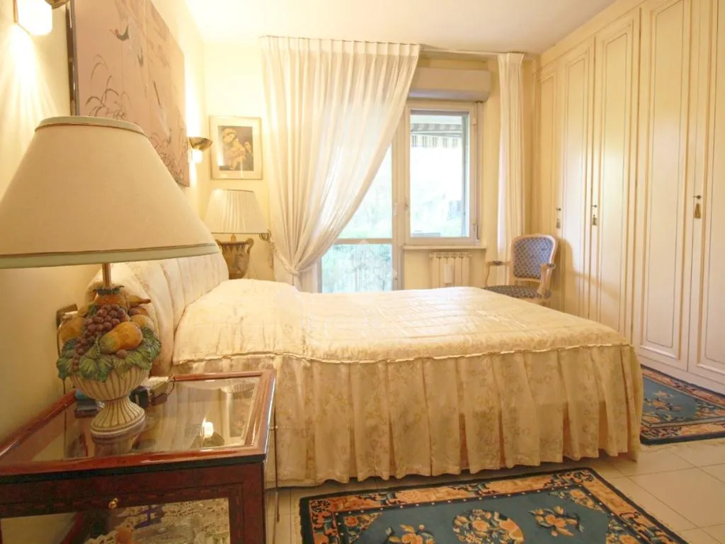 Chambres - 4-Bedroom Apartment with Private Garden in Prato