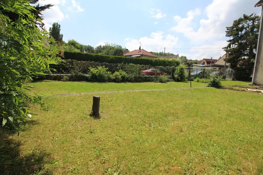 Aed - Divisible Plot with House in Villepreux