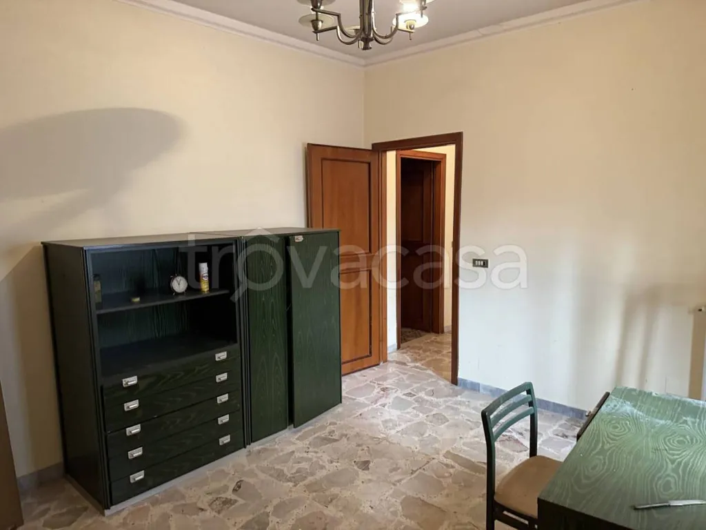 Bureau - 8-Room Apartment with Balcony in Via Cancellieri