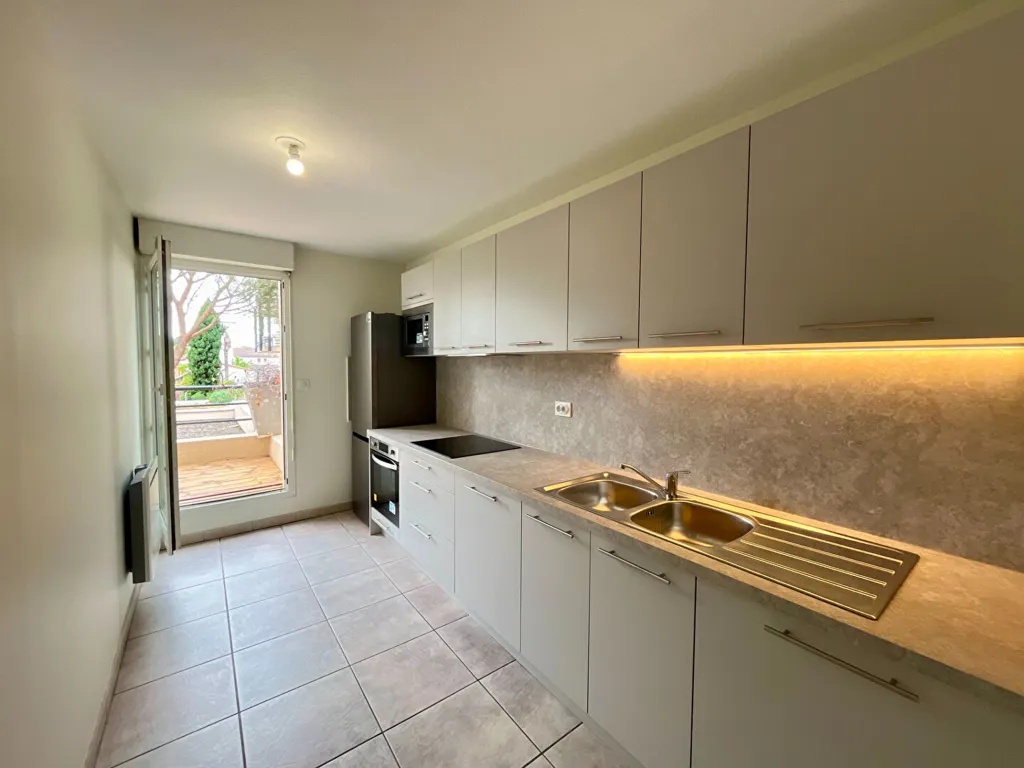 Kitchen - Apartment with South-Facing Terrace in Blagnac