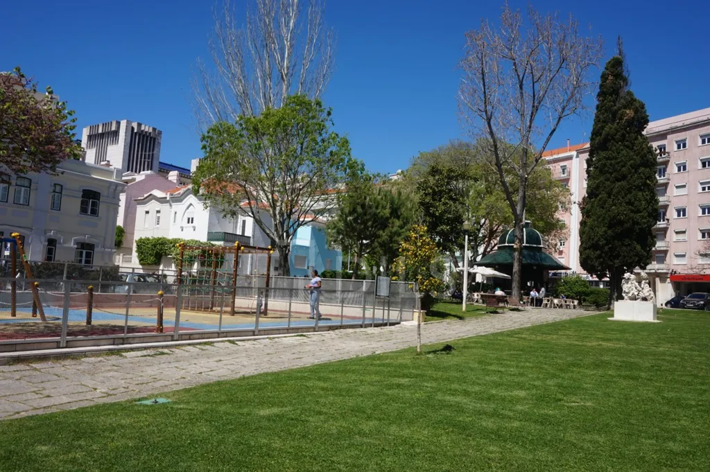 T2 Apartment with Rooftop Pool in Alvalade