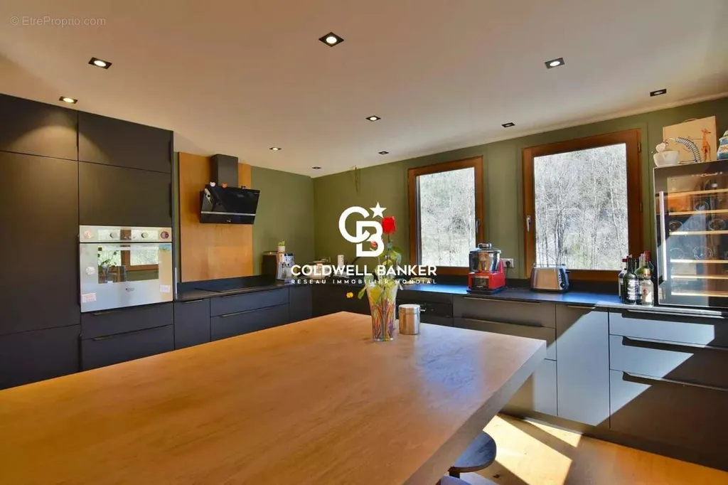 Köök - Mixed-Use Property with South-Facing View in Les Houches