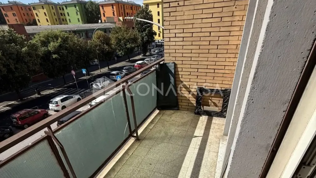 Balcony - Apartment with Balcony in Rome's Centocelle