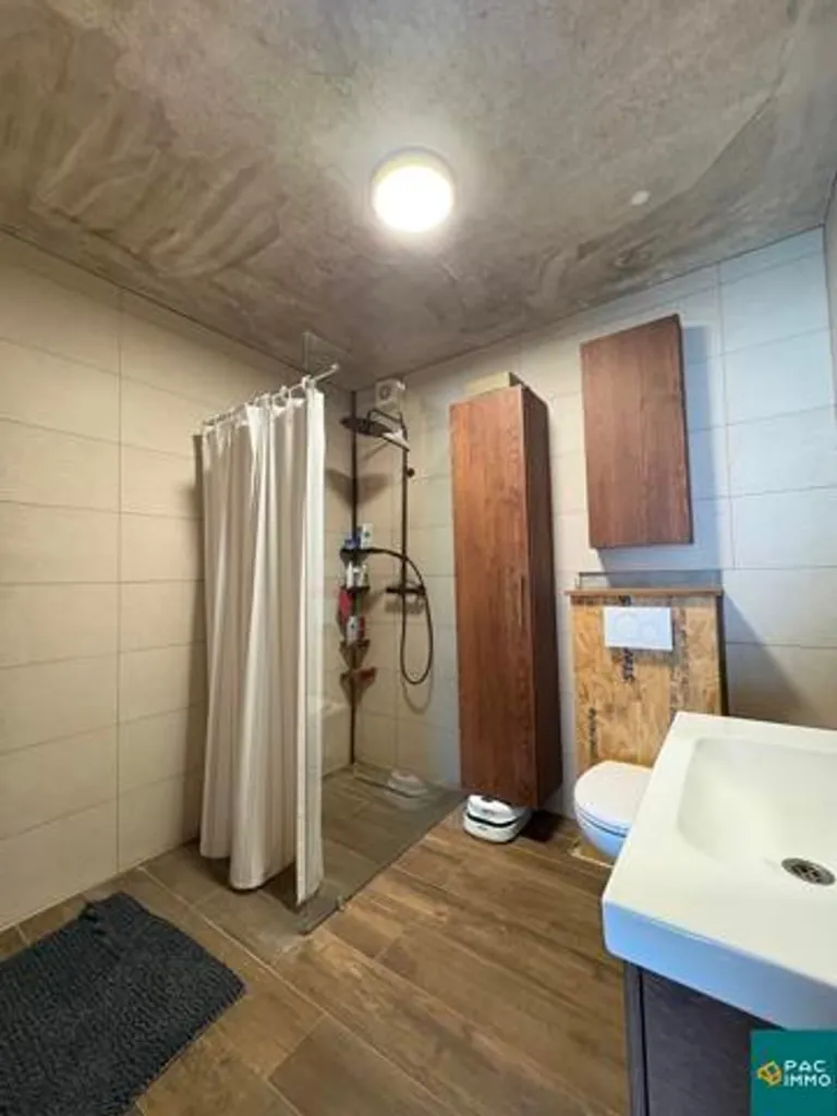 Salles de bain - Appartement avec Terrasse et Jardin en Résidence Semi-Détachée