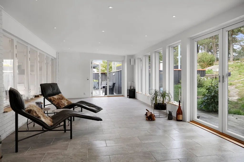 Terrasse - Two-Storey Villa with Pool in Upplands Väsby