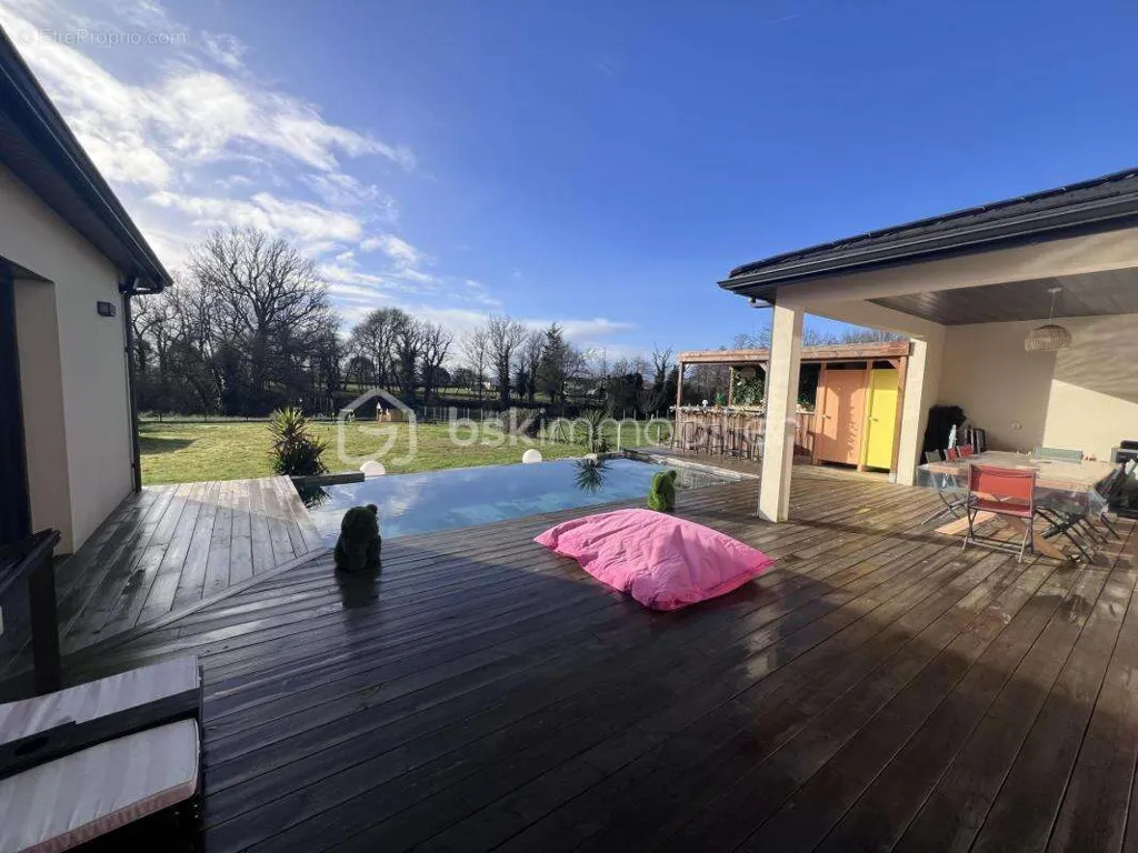 Piscine - Maison Contemporaine avec Piscine près de Coutras