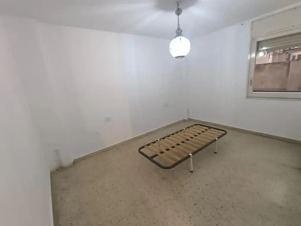 Bedrooms - Semi-Renovated Flat with Balcony in Via Sant Ignasi